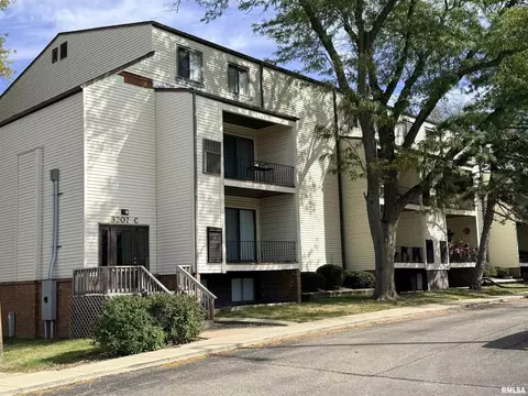 3207 W Willow Knolls Dr, Peoria, IL 61614