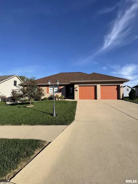 1021 Kennedy Dr, Pekin, IL 61554