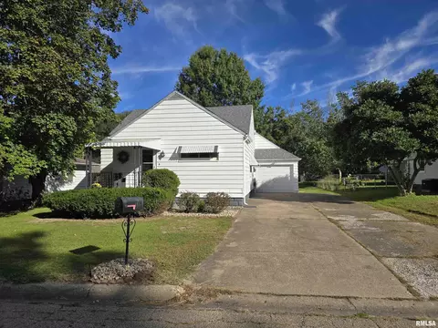 181 Van Dyke Dr, Canton, IL 61520