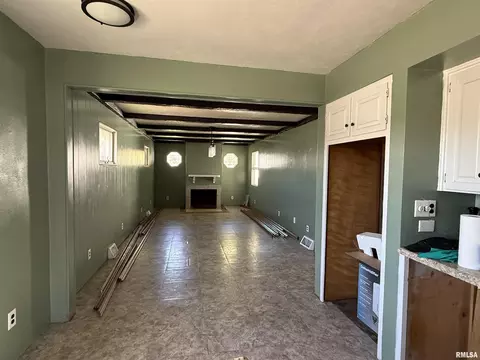 Living - 1127 E Chestnut St, Canton, IL 61520 photo 3 of 5