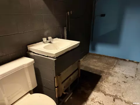 Bath - 1127 E Chestnut St, Canton, IL 61520 photo 3 of 3