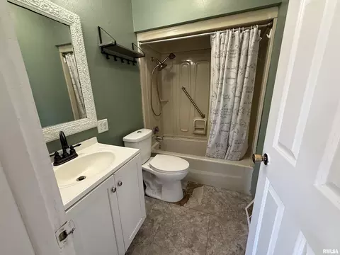 Bath - 1127 E Chestnut St, Canton, IL 61520 photo 1 of 3