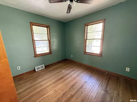 Bedroom - 1127 E Chestnut St, Canton, IL 61520 photo 3 of 5