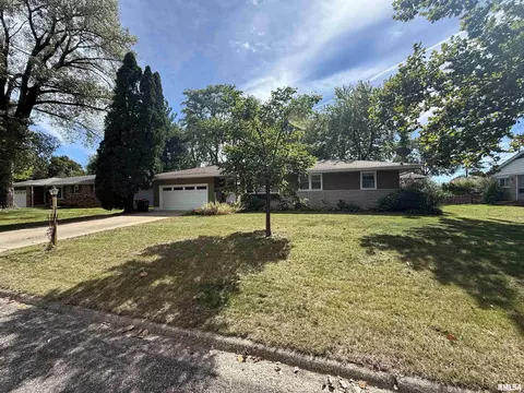 606 W Timber Ridge Dr, Peoria, IL 61615