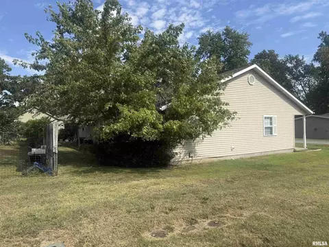 Exterior - 719 E Benson St, Herrin, IL 62948 photo 4 of 11