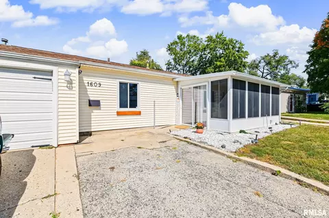 1609 Saratoga St, Pekin, IL 61554