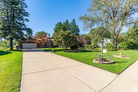 4620 W Hetherwood Dr, Peoria, IL 61615