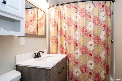 Bath - 509 E Mount Vernon St, Metamora, IL 61548 photo 2 of 4