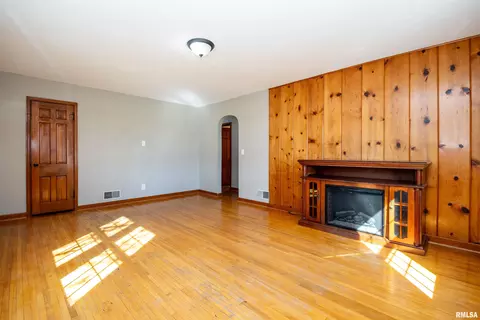 Living - 509 E Mount Vernon St, Metamora, IL 61548 photo 4 of 10