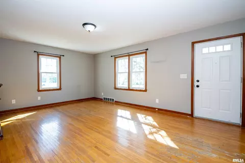 Living - 509 E Mount Vernon St, Metamora, IL 61548 photo 2 of 10
