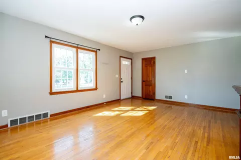 Living - 509 E Mount Vernon St, Metamora, IL 61548 photo 3 of 10