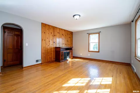 Living - 509 E Mount Vernon St, Metamora, IL 61548 photo 1 of 10