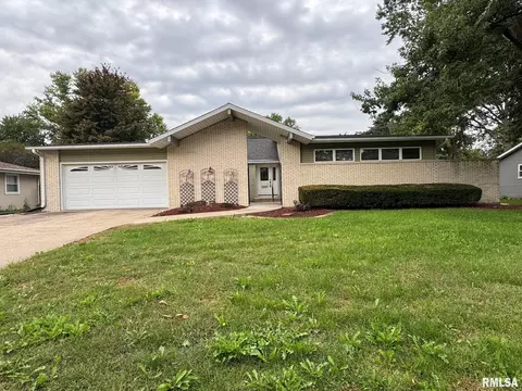 406 Stout Dr, Mackinaw, IL 61755