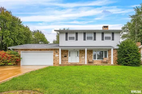 1010 Knollcrest Dr, Washington, IL 61571