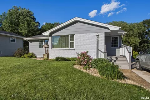 1160 Debbie Ln, Macomb, IL 61455