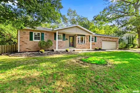 1927 Saint Clair Dr, Pekin, IL 61554