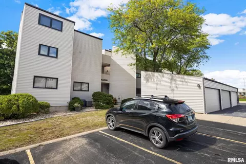 7255 N Lakeside Ct, Peoria, IL 61614