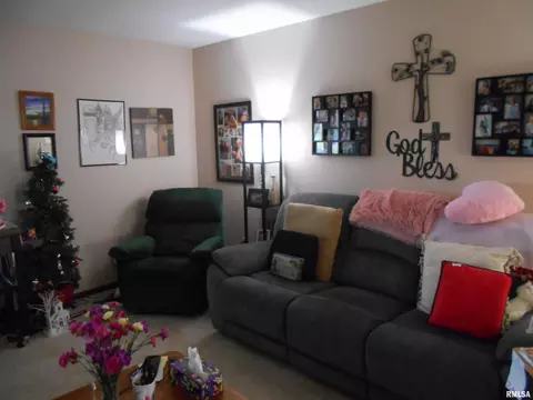 2105 Maple Ave, Macomb, IL 61455 photo 3