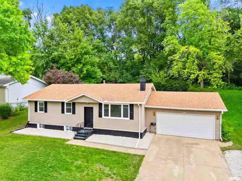 1208 Timber Ln, Pekin, IL 61554
