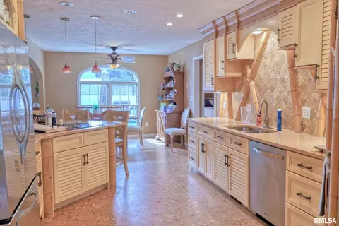 Kitchen - 35 Douglas Dr, Herrin, IL 62948 photo 2 of 4