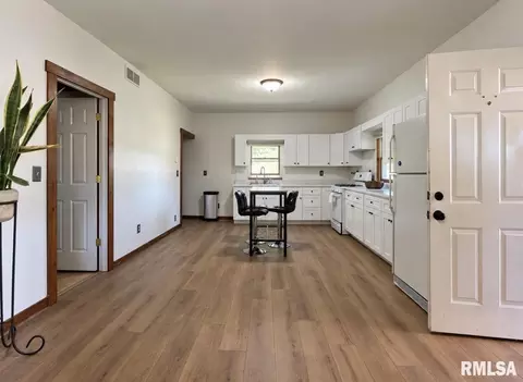 Entry Way - 300 E Washington St, Magnolia, IL 61336 photo 2 of 5