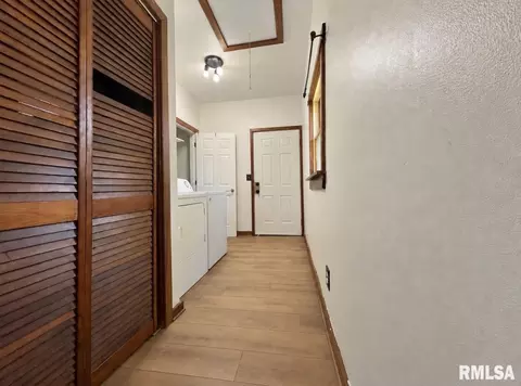 Entry Way - 300 E Washington St, Magnolia, IL 61336 photo 4 of 5