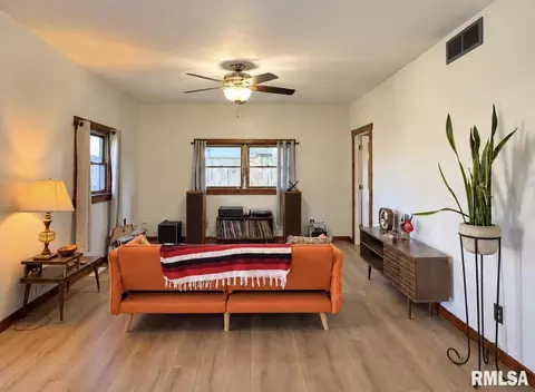 Living - 300 E Washington St, Magnolia, IL 61336 photo 1 of 2