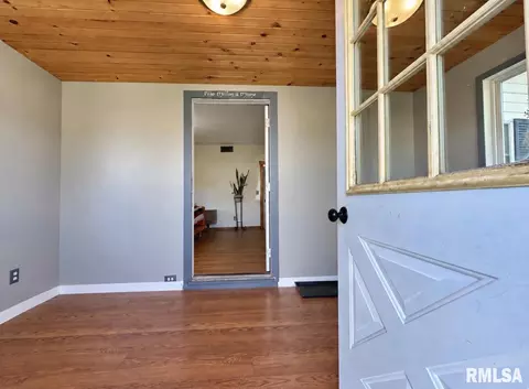 Entry Way - 300 E Washington St, Magnolia, IL 61336 photo 1 of 5