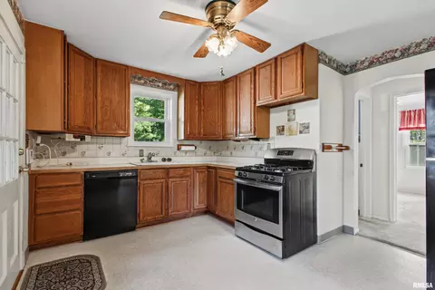 Kitchen - 515 E Willcox Ave, Peoria, IL 61603 photo 1 of 2