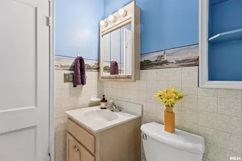 Bath - 515 E Willcox Ave, Peoria, IL 61603 photo 2 of 2
