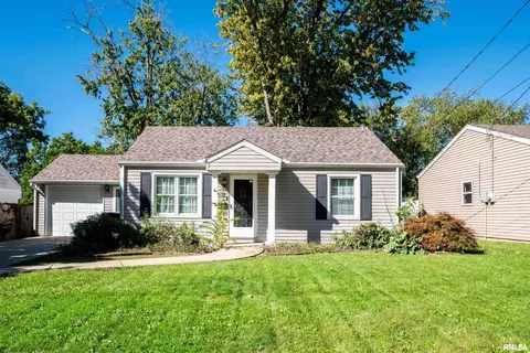 3601 N Twelve Oaks Dr, Peoria, IL 61604