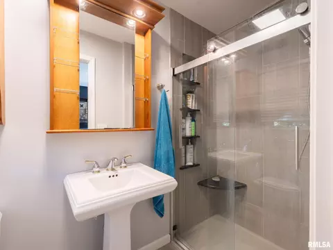 Bath - 1208 W Woodside Dr, Dunlap, IL 61525 photo 2 of 4