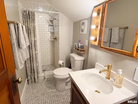 Bath - 302 Center St, Eureka, IL 61530 photo 4 of 4