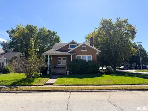 Exterior - 302 Center St, Eureka, IL 61530 photo 5 of 6