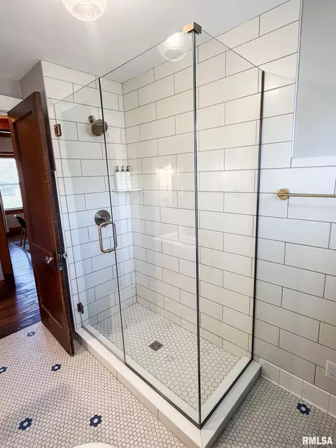 Bath - 302 Center St, Eureka, IL 61530 photo 2 of 4