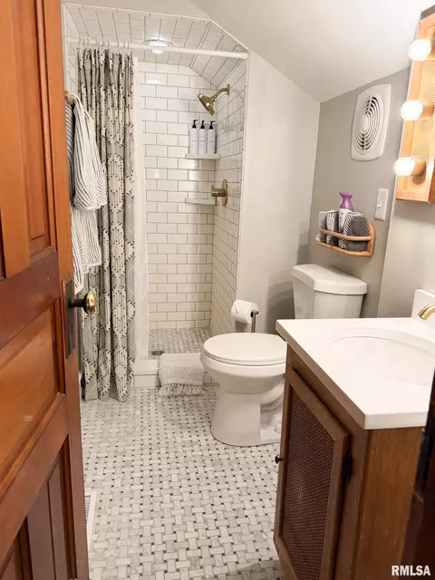 Bath - 302 Center St, Eureka, IL 61530 photo 3 of 4