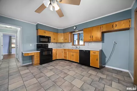 Kitchen - 813 Elm St, Bloomington, IL 61701 photo 2 of 3