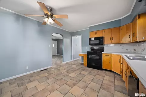 Kitchen - 813 Elm St, Bloomington, IL 61701 photo 3 of 3