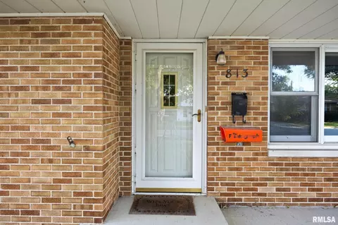 Exterior - 813 Elm St, Bloomington, IL 61701 photo 4 of 6