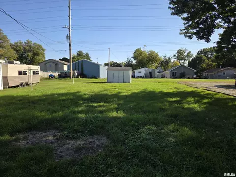 Exterior - 1025 E Oak St, Macomb, IL 61455 photo 3 of 6