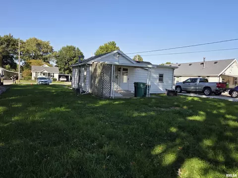Exterior - 1025 E Oak St, Macomb, IL 61455 photo 5 of 6