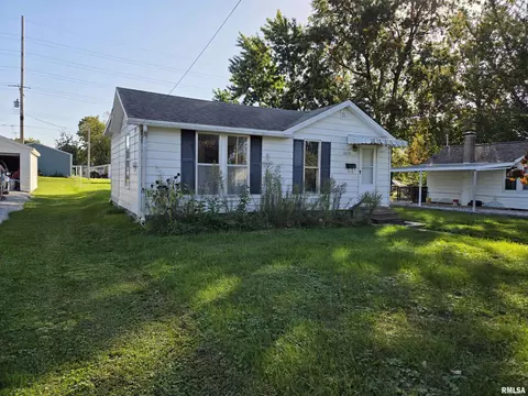Exterior - 1025 E Oak St, Macomb, IL 61455 photo 2 of 6