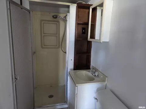 Bath - 1025 E Oak St, Macomb, IL 61455 photo 1 of 1