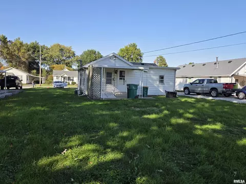 Exterior - 1025 E Oak St, Macomb, IL 61455 photo 4 of 6