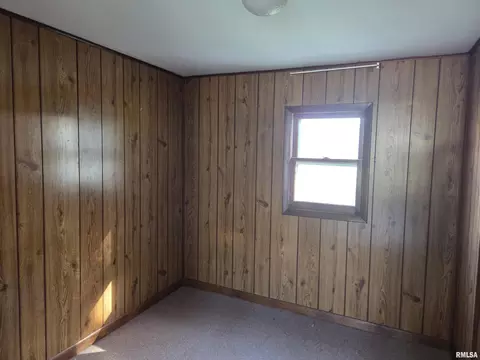 Bedroom - 1025 E Oak St, Macomb, IL 61455 photo 3 of 4