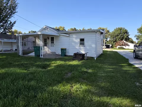 Exterior - 1025 E Oak St, Macomb, IL 61455 photo 6 of 6