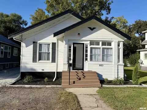 663 E North St, Galesburg, IL 61401
