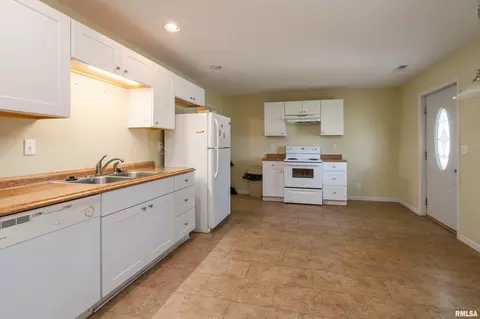 Kitchen - 909 Lincoln St, Eldorado, IL 62930 photo 2 of 2