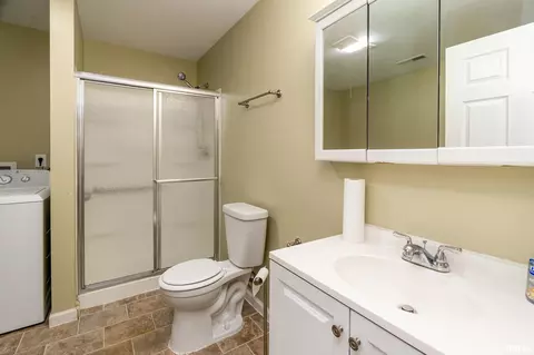 Bath - 909 Lincoln St, Eldorado, IL 62930 photo 1 of 1