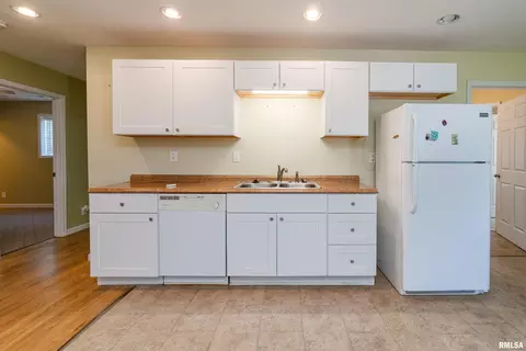 Kitchen - 909 Lincoln St, Eldorado, IL 62930 photo 1 of 2